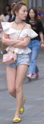 街拍美女牛仔熱褲女郎，氣質唯美笑容迷人