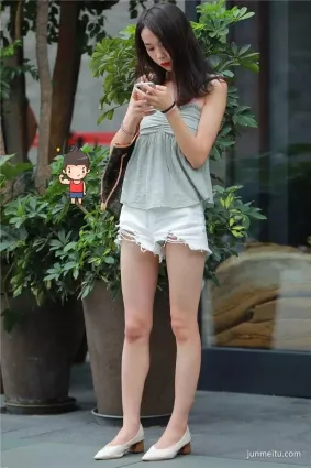 街拍牛仔熱褲美女，一雙白皙美腿初戀般感覺