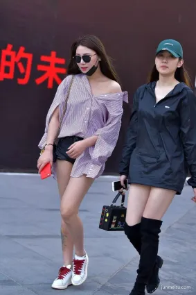 街拍性感的露肩小姐姐，時髦程度比一字領還受歡迎