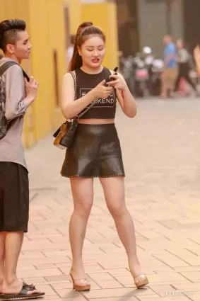 路人街拍皮革短裙大長腿女郎