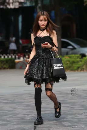路人街拍美女絲襪穿的真有個性，鞋都穿的不一樣