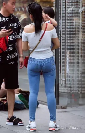 街拍牛仔褲美女，真空穿着豐滿十足，路人大飽眼福