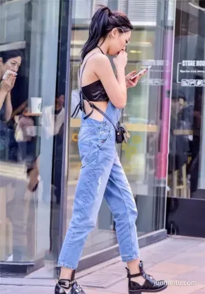 街拍美女一身清涼的裝扮，敢這樣上街的沒幾個
