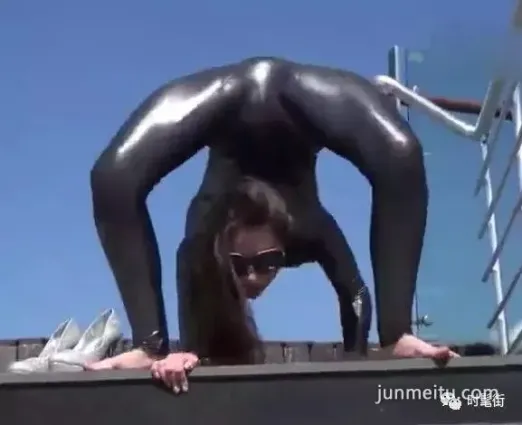 穿着連體套裝做瑜伽的美女 你一定沒見過
