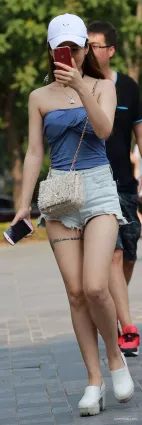 3a街拍牛仔熱褲大白腿氣質女主播