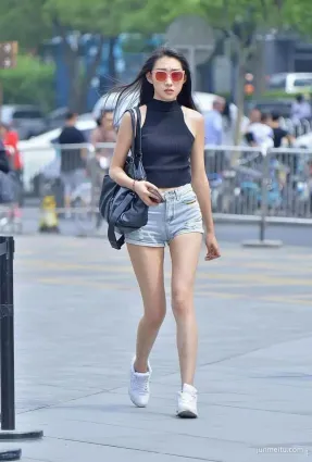 街拍牛仔短褲搭配打底衫，營造簡約的時尚美麗