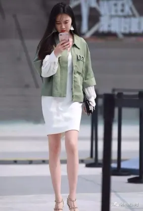 街拍連衣裙搭配牛仔外套，展現出女生不一樣的美麗