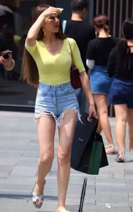 街拍黃色緊身短袖搭配齊腰長發，穿出時尚優美身姿