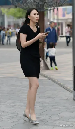 少婦穿肉絲襪搭配尖頭高跟，你覺得怎麼樣
