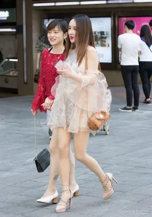 街拍時尚潮流的穿搭,讓你走在潮流的最前線!