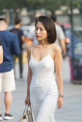 重慶美女街拍吊帶真空上陣？時尚大方，看着很養眼！