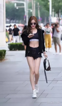街拍嫩妹穿小熱褲行走間展示出那白皙細長的大腿