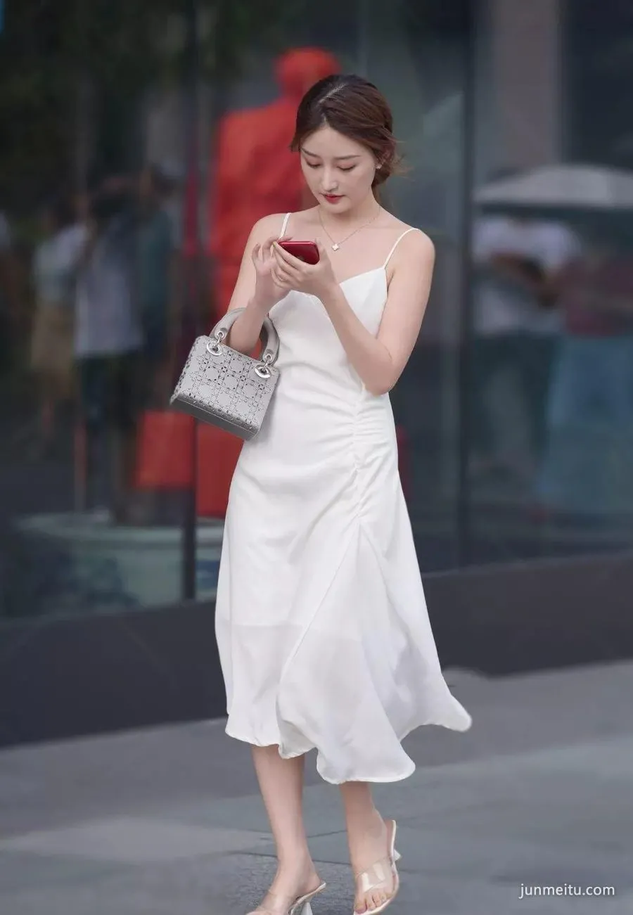 Street Snap: A-Cup, Yet So Charming! photo 1