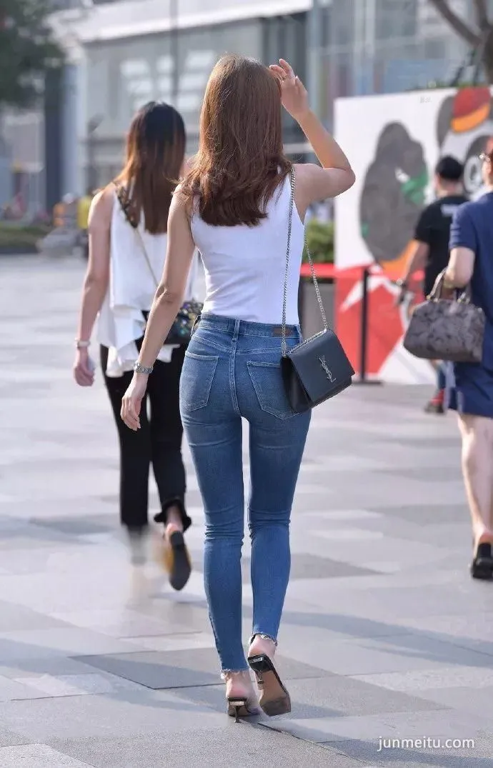 Street Snap: Classic Blue and White Color Scheme. photo 1