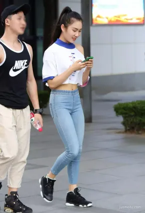 街拍綁馬尾，穿牛仔長褲，很甜美