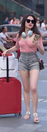 街拍拖着行李箱的熱褲美女！