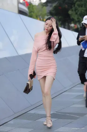 街拍美女偷瞄帥哥那張，太有女人味
