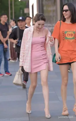 街拍我覺得旁邊的高個女子更優秀