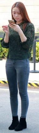 緊身牛仔褲修長雙腿氣質漂亮女郎
