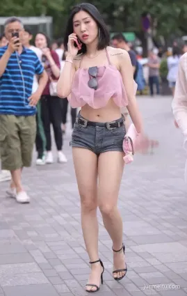 街拍肩膀兩邊的紋身，很有特色