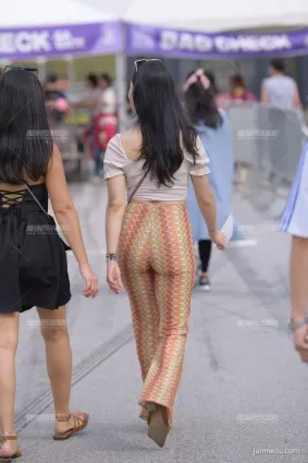 街拍花色闊腿褲女郎