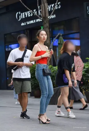 街拍穿牛仔長褲，身材好，大長腿的俏麗美女