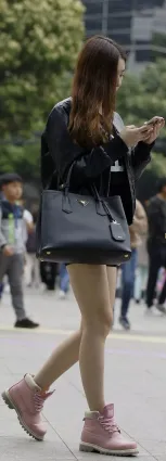 緊身熱褲白皙如玉修長雙腿氣質妹紙