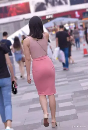 街拍粉紅色緊身裙氣質豐腴妹子