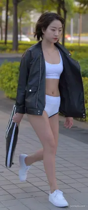 超短熱褲白皙長腿露臍裝小蠻腰妹紙