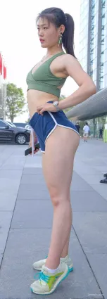 街拍蠻腰~熱褲