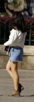 牛仔短裙修長如玉雙腿氣質妹紙