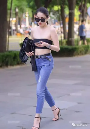 街拍紮馬尾的時尚緊牛大姐美哒哒有氣場