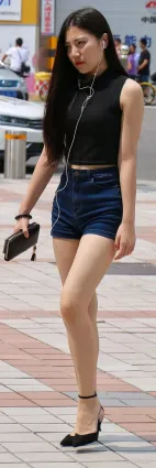 高挑牛仔熱褲雪白如玉修長雙腿氣質女郎