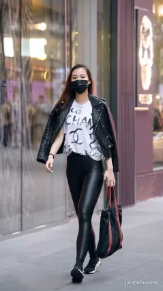 街拍身材超好，穿緊身黑皮褲