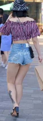 街拍牛仔熱褲雙眼皮大眼睛時尚美眉