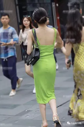 街拍氣質美眉穿搭簡約時尚美哒哒啊