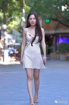 街拍白色吊帶裙，美的無可挑剔