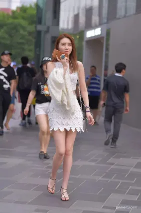 街拍小姐姐，估計是很多男生喜愛的類型吧