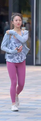 街拍柳葉眉丸子頭有些淩亂身段好褲美