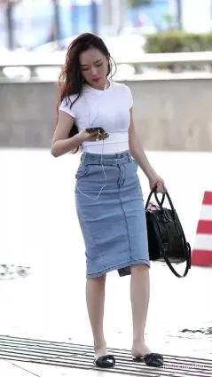 街拍身材豐腴穿牛仔裙的白衣美女，長得動人不？
