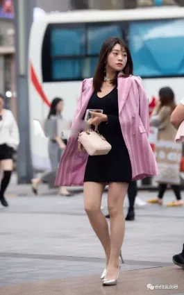 街拍粉色西裝帥氣出街，造型百變魅力十足
