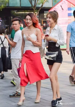 街拍吊帶背心配開叉裙，展現迷人身材