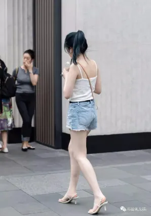 街拍吊帶 短褲 美腿！