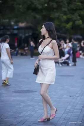 街拍抹胸裙靓麗搭配