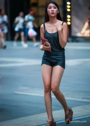街拍高挑熱褲小麥色長腿小蠻腰好身材露肩氣質漂亮女郎