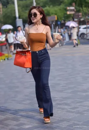 街拍緊身吊帶衣美女戴墨鏡搭配牛仔長褲