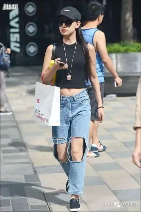 街拍美女防曬高招，太有趣了！（組圖）