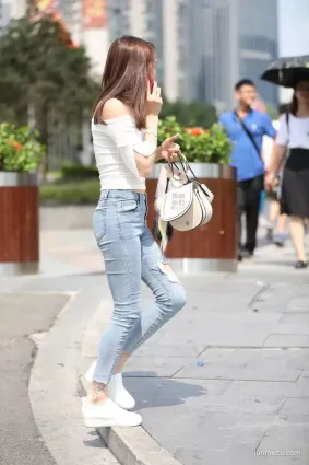 街拍高挑緊身牛仔，側顔美