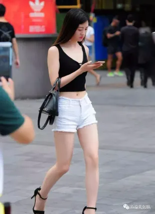 街拍緊身短褲搭配深v吊帶裝，展示出美麗身姿