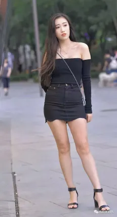 街拍抹胸迷人